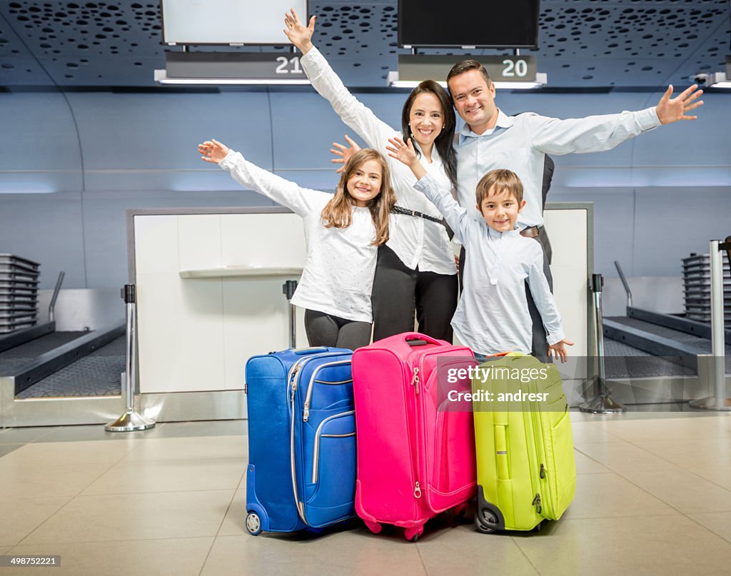 Famille heureuse en voyage