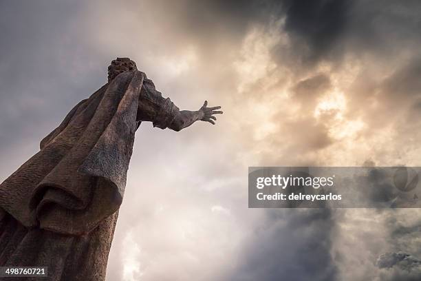 estátua y cielo con nubes. - estátua stock pictures, royalty-free photos & images