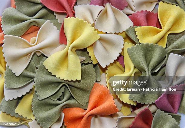 farfalle pasta - farfalle stock-fotos und bilder