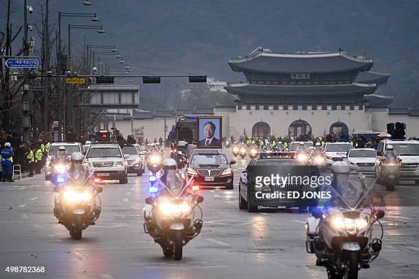 Motorcade carrying the casket of former president Kim Young-Sam makes its way past Gyeongbokgung palace and Gwanghwamun square in central Seoul on...