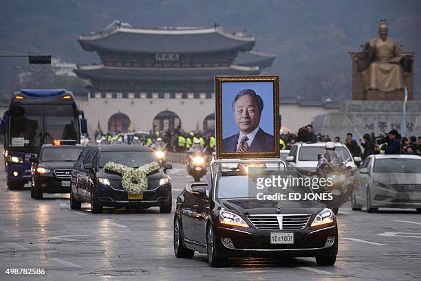 Motorcade carrying the casket of former president Kim Young-Sam makes its way past Gyeongbokgung palace and Gwanghwamun square in central Seoul on...