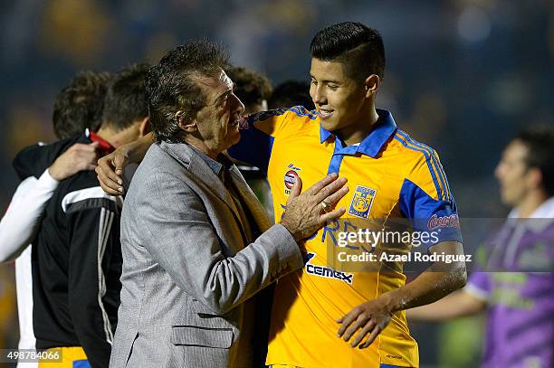 Coach Ricardo Lavolpe of Chiapas talks with Hugo Ayala of Tigres at the end of the quarterfinals first leg match between Tigres UANL and Chiapas as...