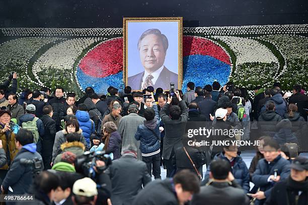 South Koreans pay tribute in front of a memorial altar for the late former South Korean president Kim Young-Sam after a state funeral ceremony at the...