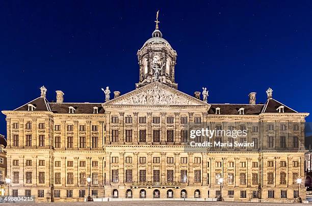 royal palace of amsterdam, the netherlands - palacio real amsterdam fotografías e imágenes de stock