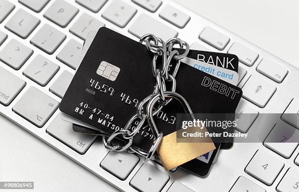 padlocked credit card of keyboard - credit card debt stockfoto's en -beelden