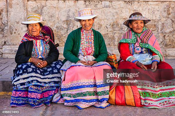 femmes en vêtements national péruvien, chivay, au pérou - femme perou photos et images de collection