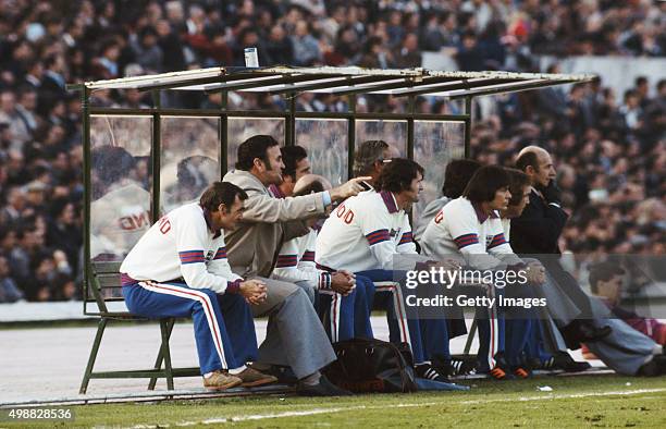 England manager Don Revie makes a point as substitutes Mick Doyle and Stuart Pearson look on during an England international match circa 1976.