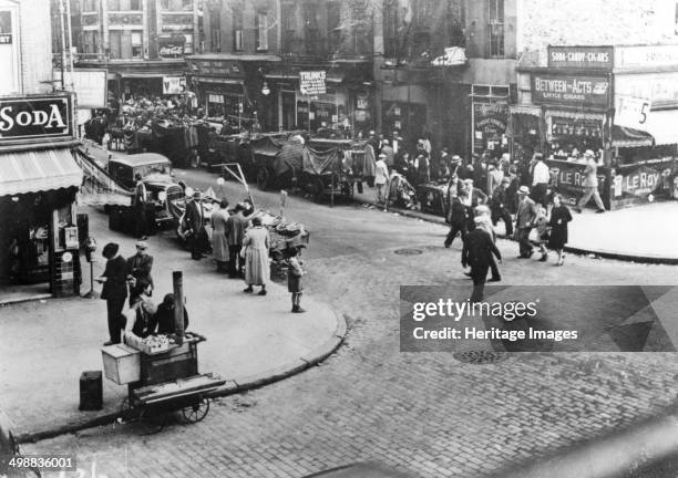 Street scene, USA, 1920s. Between 1880 and 1924 thousands of Jews left Eastern Europe, many settling in New York's Lower East Side.