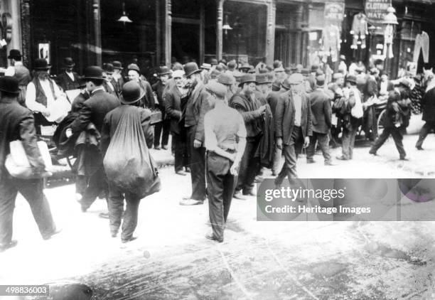 Jewish pedlars on the East Side, New York, USA, 1890s. Between 1880 and 1924 thousands of Jews left Eastern Europe, many settling on the Lower East...