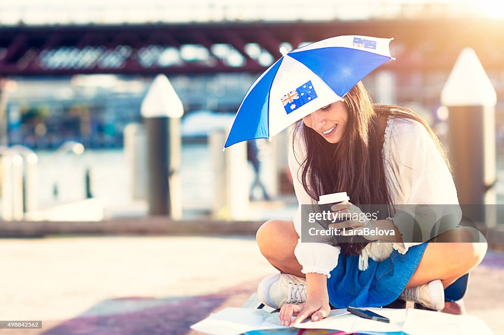 Frau in Hut in Form von Regenschirm mit Australische Flagge