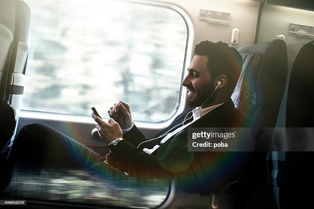 Bussinesman sedute su un treno vicino finestra e di lavoro