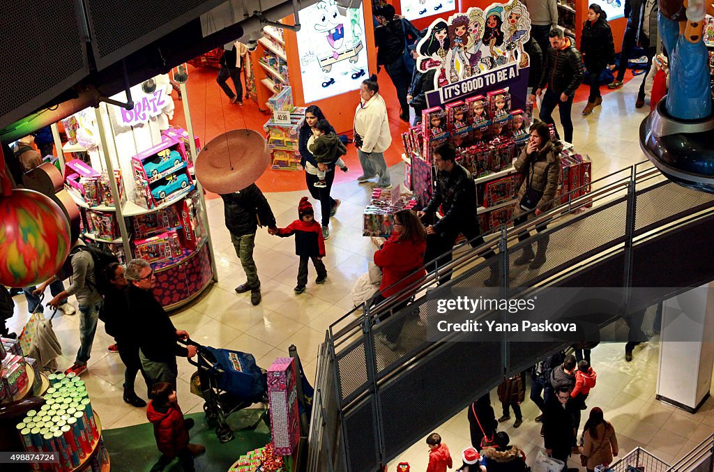 Retailers Open On Thanksgiving Evening, Starting Black Friday Sales Early