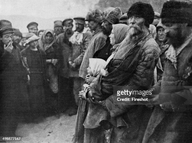 Russian peasants from territories where the famine, and who come to exhibit their distress journalists who question. 1921.