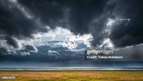 thunder storm clouds - céu tempestuoso imagens e fotografias de stock