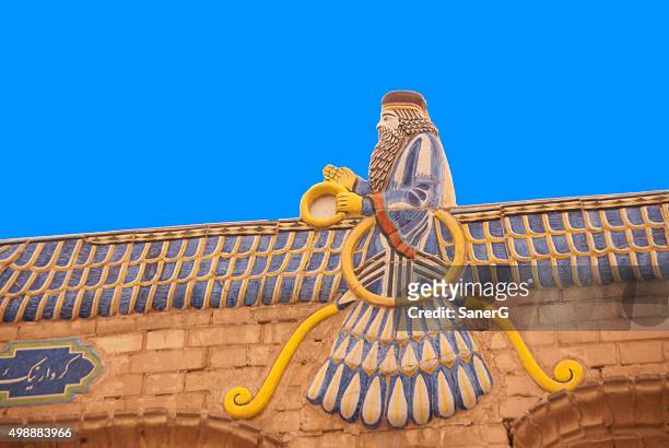 faravahar, el símbolo de zoroastrianism, templo de incendios, yazd, irán - zarathustra fotografías e imágenes de stock