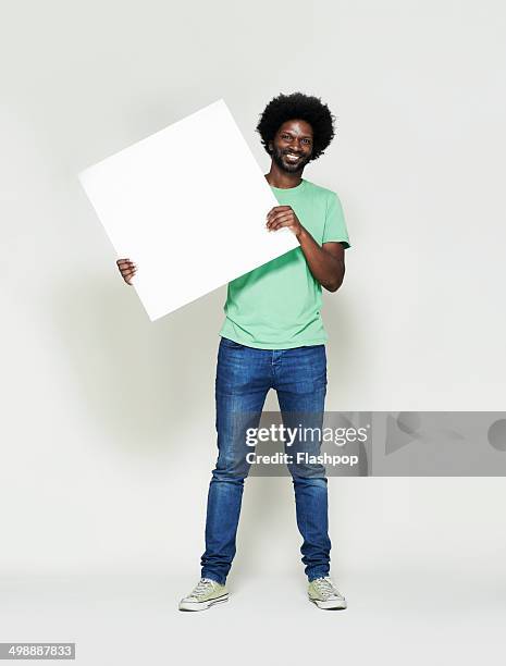 person holding blank card - pancarte de manifestation photos et images de collection