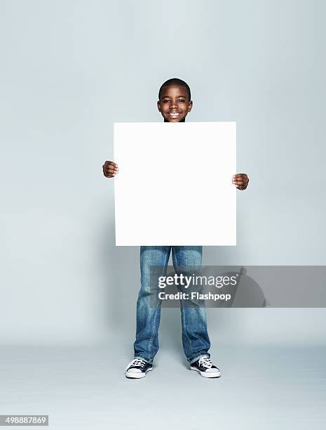 person holding blank card - child holding sign imagens e fotografias de stock