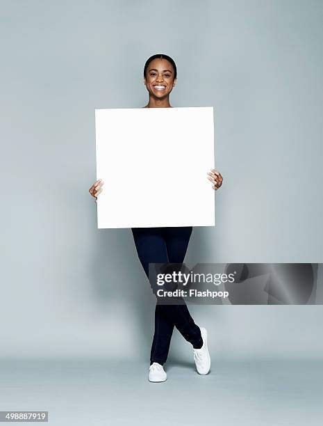 person holding blank card - tomada fotografías e imágenes de stock