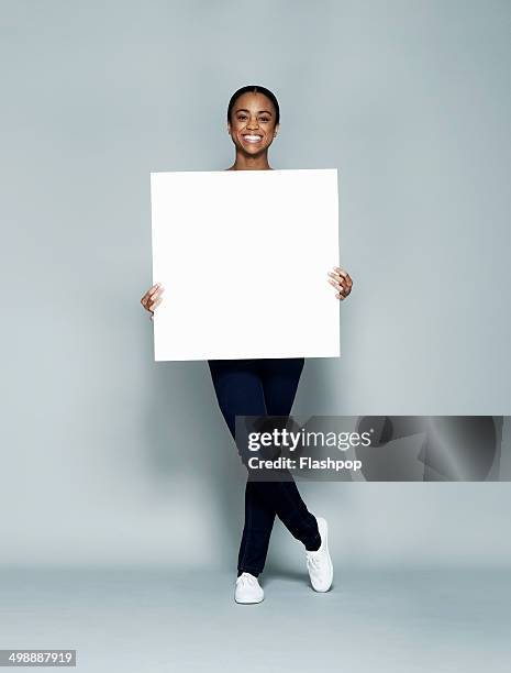 person holding blank card - pancarte de manifestation photos et images de collection