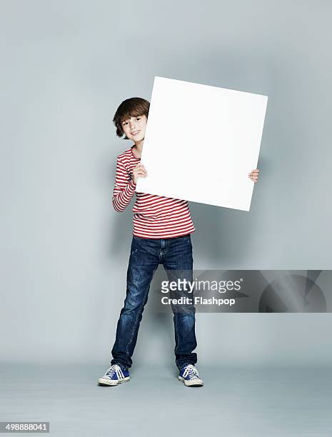 person holding blank card - child holding sign imagens e fotografias de stock