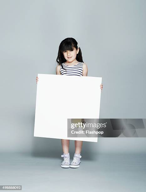 person holding blank card - child holding sign imagens e fotografias de stock