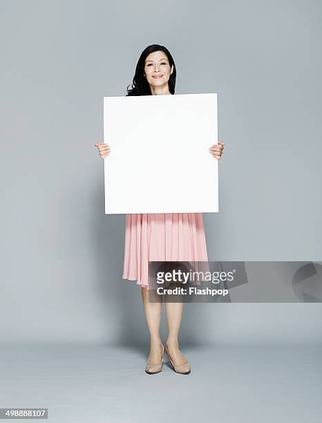 person holding blank card - placard stock-fotos und bilder