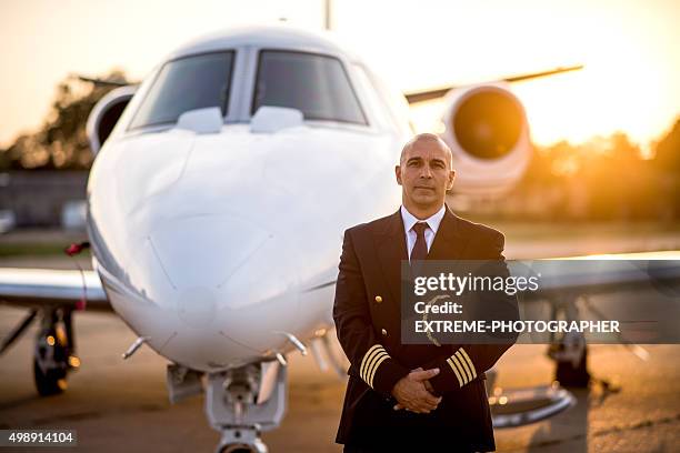 captain of private jet aeroplane - een vliegtuig besturen stockfoto's en -beelden