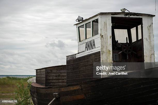 vieux bateau en bois sur hiiumaa, estonie - hiiumaa photos et images de collection