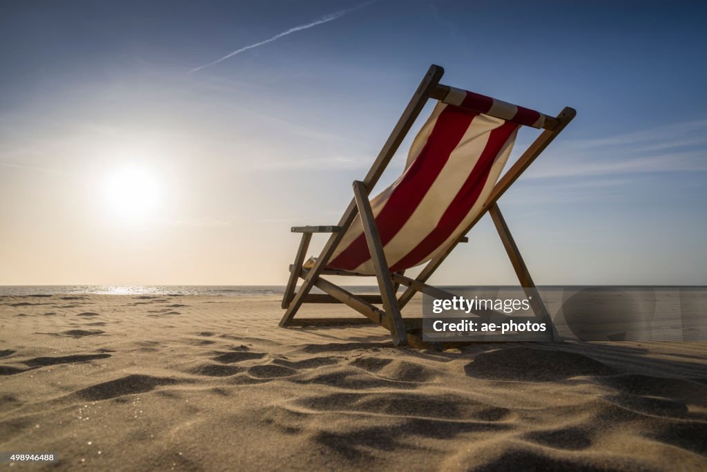 Liegestuhl an einem sonnigen Tag am Strand