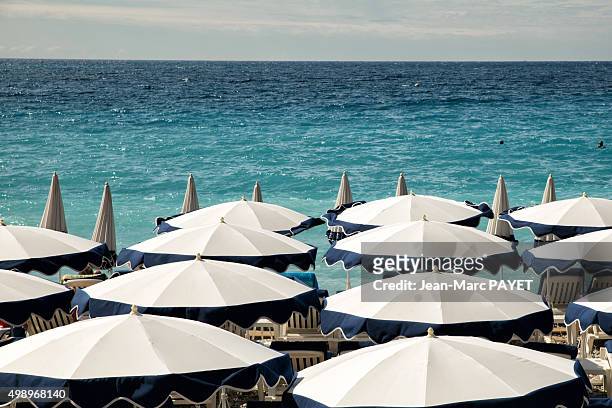 umbrellas on the beach in nice - parasol de plage stock pictures, royalty-free photos & images