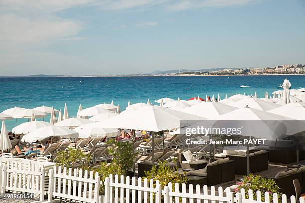 umbrellas on the beach in nice, french riviera - jambe humaine - fotografias e filmes do acervo