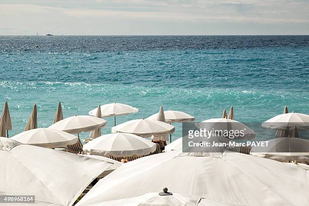 white umbrellas on the beach in nice - jean marc payet - fotografias e filmes do acervo