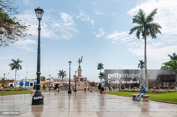 plaza de armas, em trujillo, peru - plaza de armas praça - fotografias e filmes do acervo