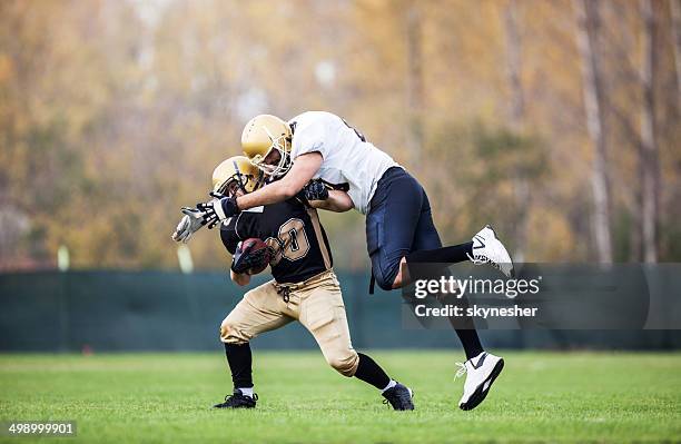 fútbol americano. - tackling fotografías e imágenes de stock