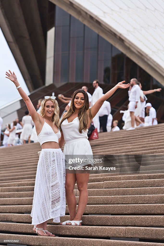 Thousands Attend Pop Up Dinner Party At Sydney Opera House For Diner En Blanc