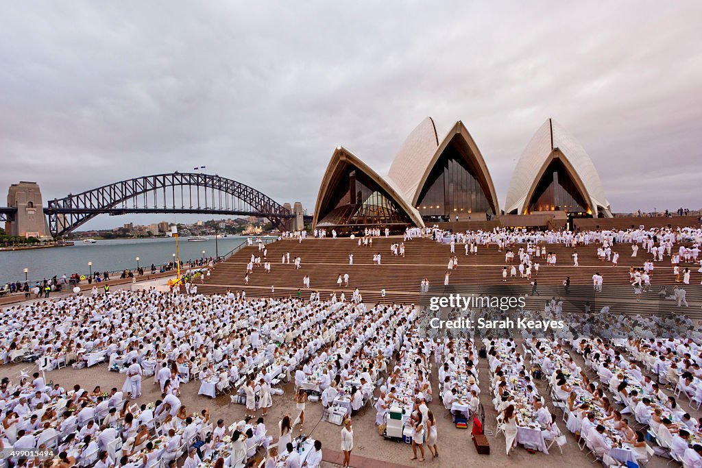 Thousands Attend Pop Up Dinner Party At Sydney Opera House For Diner En Blanc