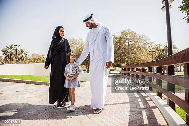 tradicional emirati jovem família desfrutar de fim-de-semana - arabic family imagens e fotografias de stock