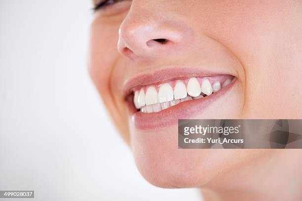 sie hat allen grund zum lächeln - woman teeth stock-fotos und bilder