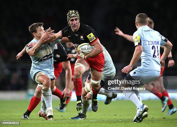 Kelly Brown of Saracens breaks with the ball during the Aviva Premiership match between Saracens and Worcester Warriors at Twickenham Stadium on...