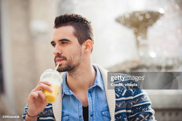 132点の男性のみ 飲む ストロー 一人 座るのストックフォト Getty Images 132点の男性のみ 飲む ストロー 一人 座るのストックフォト Getty Images