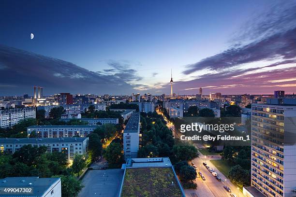 berlin skyline sunset with television tower - sendeturm stockfoto's en -beelden