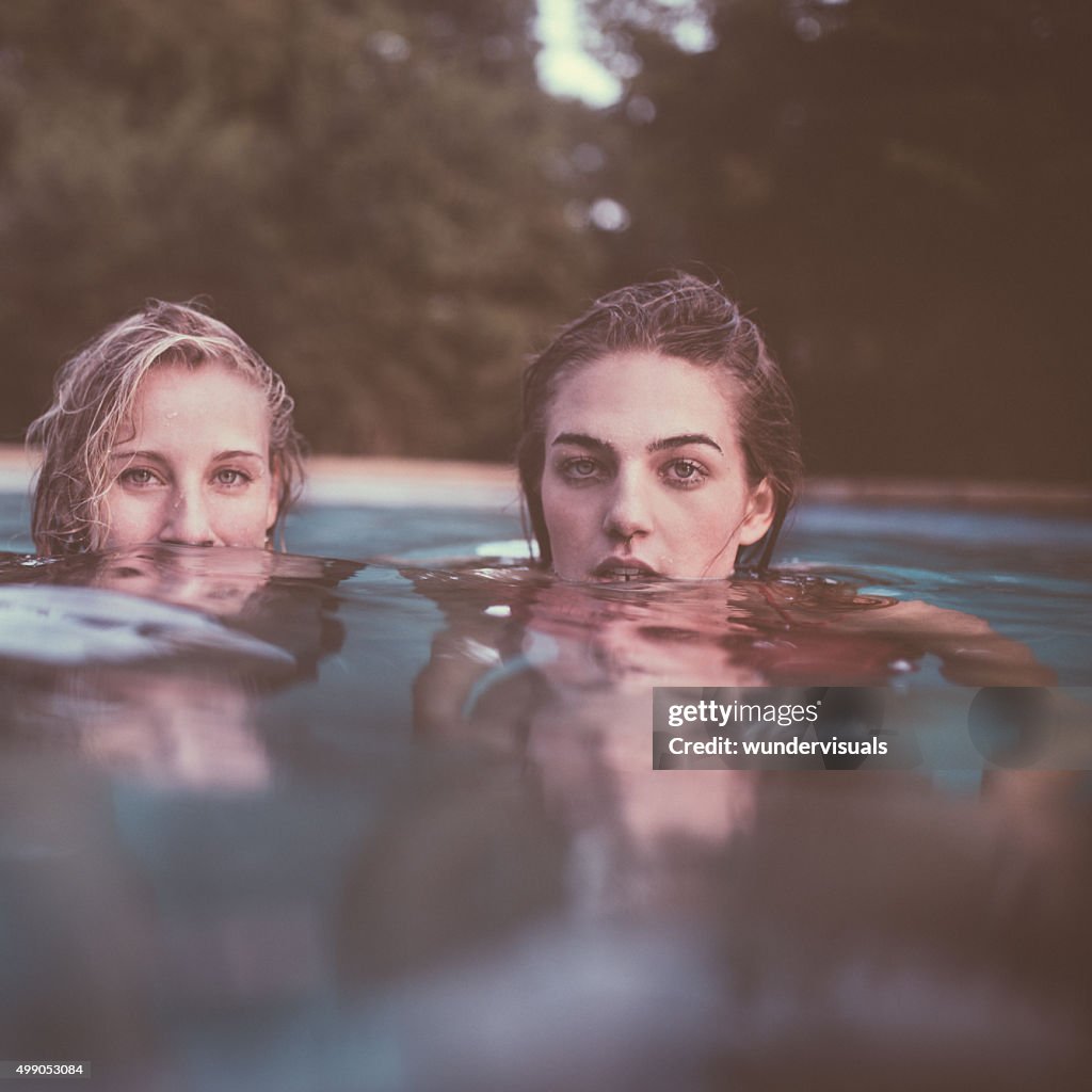 Mädchen in den pool eintauchen mit geheimnisvollen vintage-Look
