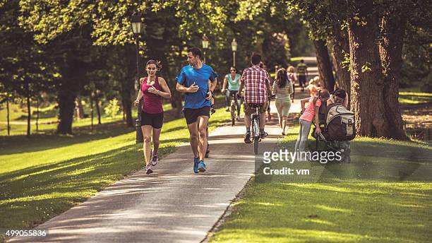 menschen in the park - jogging park stock-fotos und bilder