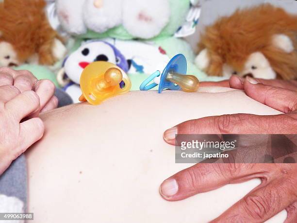 couple expecting a baby - 26 week fetus stock pictures, royalty-free photos & images