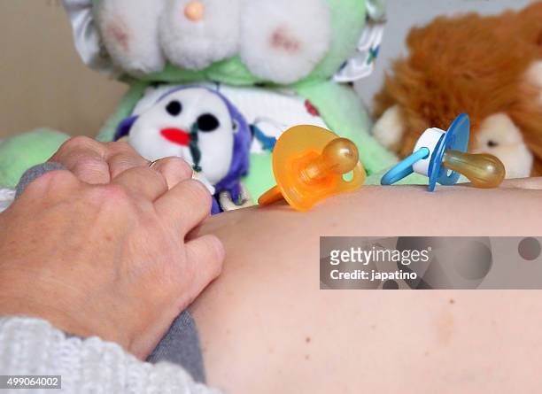 pregnant - feto de 26 semanas fotografías e imágenes de stock