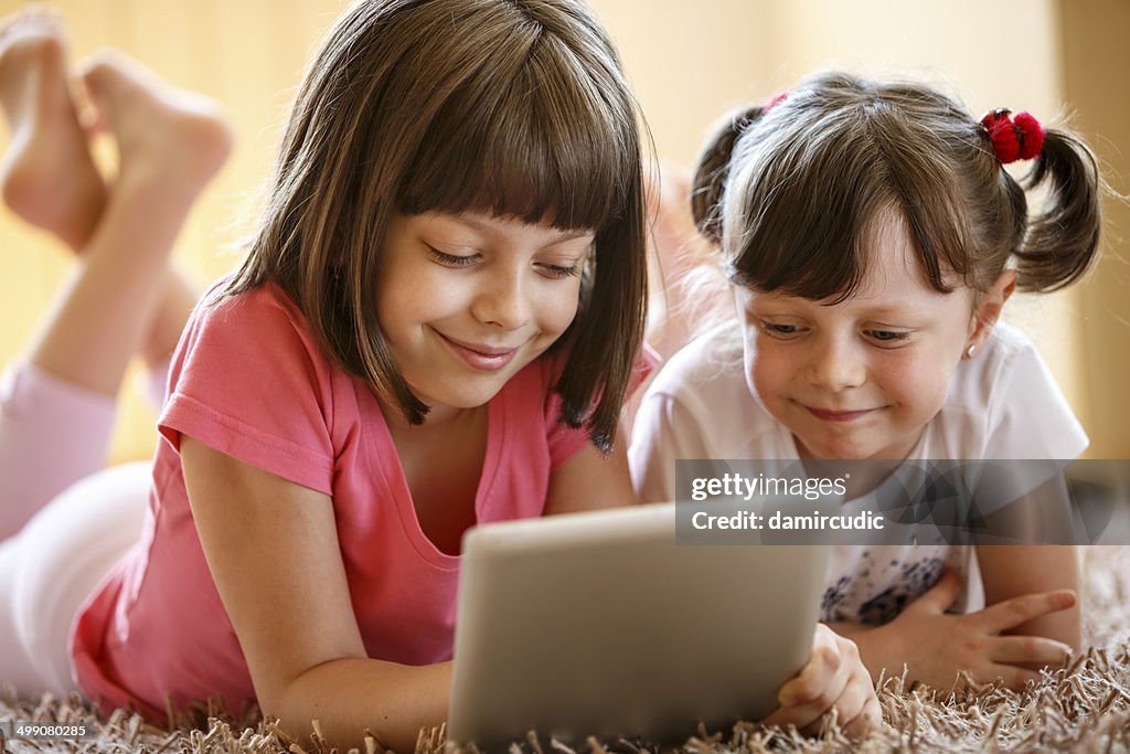 Süße Kinder mit tablet PC