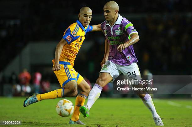 Guido Pizarro of Tigres struggles for the ball with Luis Rodriguez of Chiapas during the quarterfinals second leg match between Chiapas and Tigres...