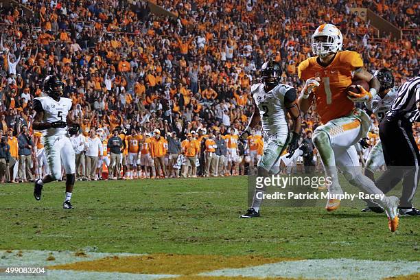 Jalen Hurd of the Tennessee Volunteers scores against the Vanderbilt Commodores in a game at Neyland Stadium on November 28, 2015 in Knoxville,...