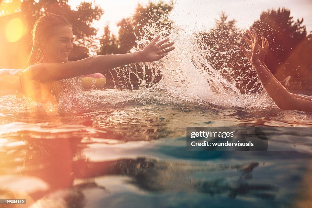 Sommer-Swimmingpool mit Wasser spielerisch Mädchen Baden