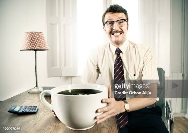 empleada de oficina con gigante café - demasiado grande fotografías e imágenes de stock